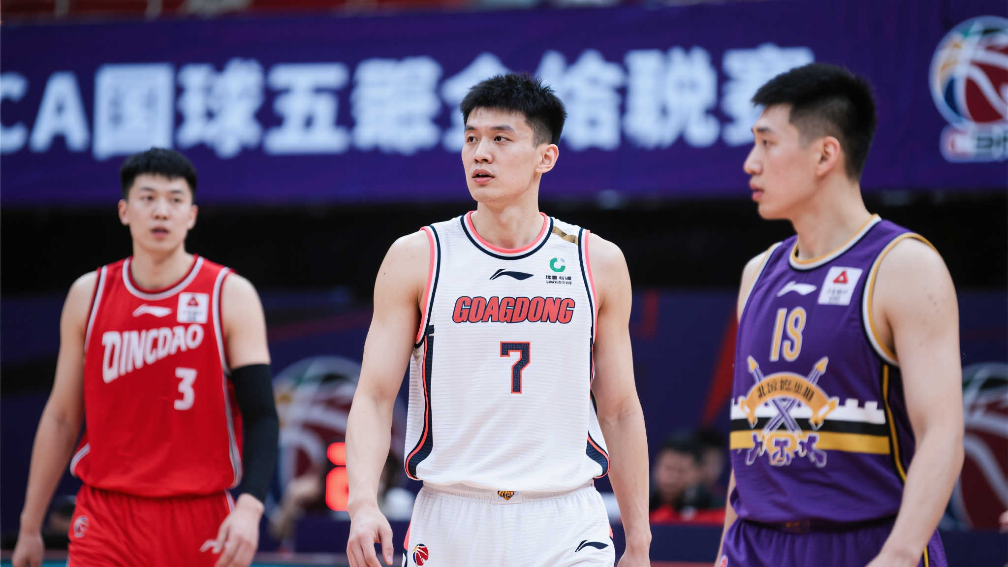 近年来，中国CBA联赛频繁发生球员交易，俱乐部间的